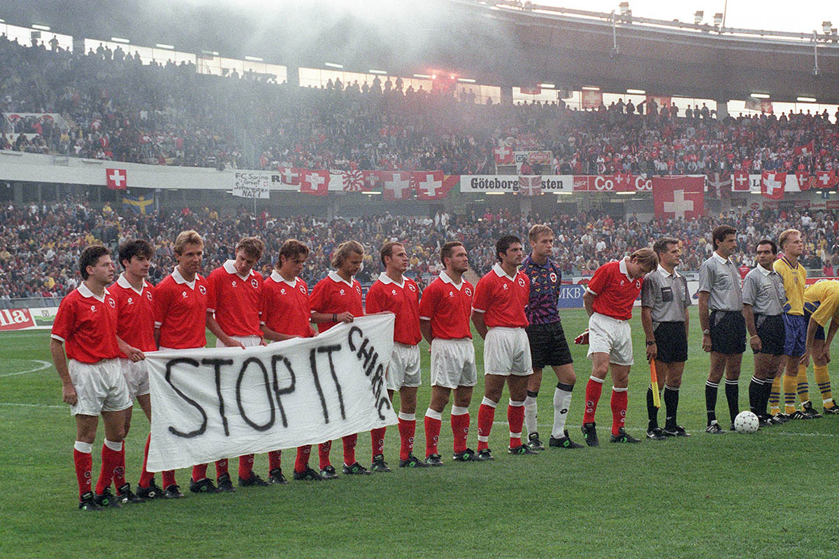 3489310 - Keystone-SDA/Karl Mathis - Auf dem Weg an die EM-Endrunde 1996 sorgten Alain Suter und Co. vor dem Qualifikationsspiel in Schweden mit ihrem «Stop it, Chirac»-Banner für einen Eklat, um gegen Atomversuche Frankreichs zu protestieren. Die neutrale Schweiz sah durch ihre Fussballer die Neutralität gefährdet.