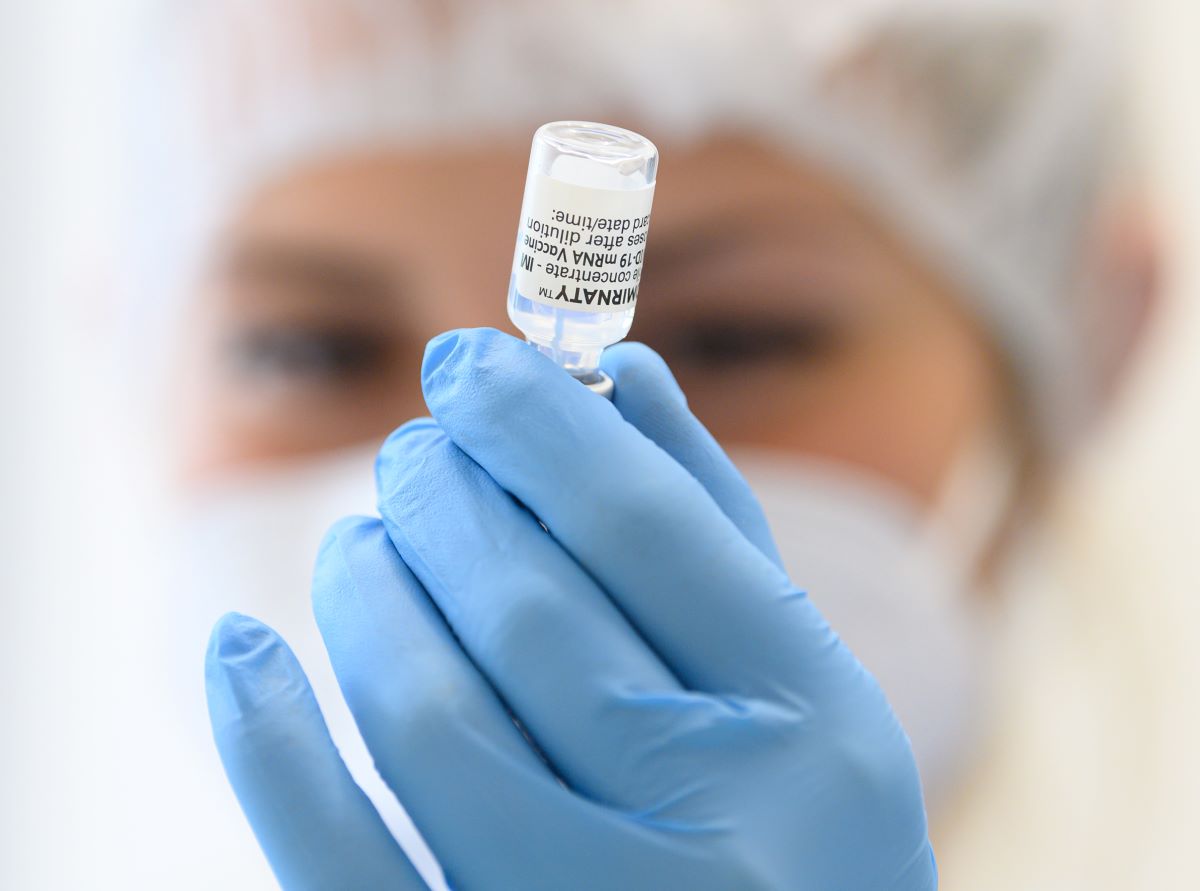 Medizinische Mitarbeiterin bereitet den Wirkstoff Comirnaty von Biontech/Pfizer für Impfungen gegen das Coronavirus vor, aufgenommen am 25. Mai 2021 in Dresden, Deutschland. Foto: Keystone-SDA / DPA / Robert Michael Medizinische Mitarbeiterin bereitet den Wirkstoff Comirnaty von Biontech/Pfizer für Impfungen gegen das Coronavirus vor, aufgenommen am 25. Mai 2021 in Dresden, Deutschland. Foto: Keystone-SDA / DPA / Robert Michael
