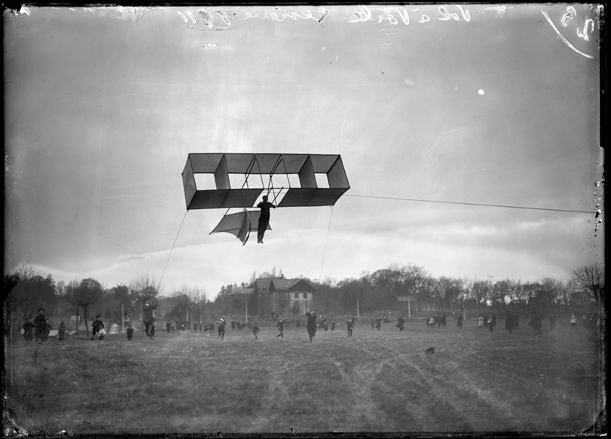 Segelflug, Genf, 1911. Flugversuch. Foto: KEYSTONE/ Photopress-Archiv/ Jules Decrauzat Segelflug, Genf, 1911. Flugversuch. Foto: KEYSTONE/ Photopress-Archiv/ Jules Decrauzat