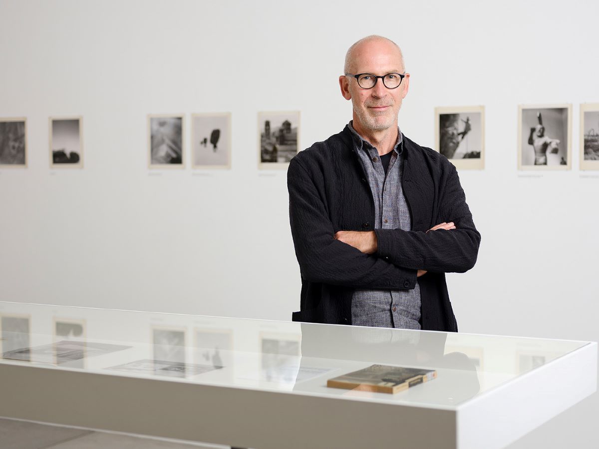 Peter Pfrunder, langjähriger Direktor der Fotostiftung Schweiz, in der derzeitigen Ausstellung «Ernst A. Heiniger – Good Morning, World!».  Foto: KEYSTONE / Christian Beutler