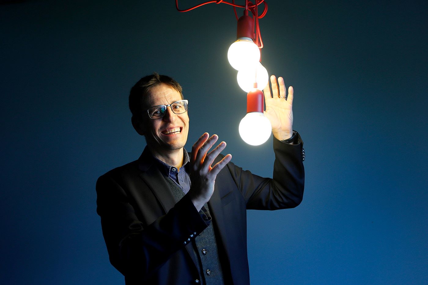 394432633 - Didier Queloz, Professor für Physik am Cavendish Laboratory, posiert im Science Media Centre in London, Dienstag, 8.Oktober 2019. Foto: KEYSTONE/ AP/ Frank Augstein