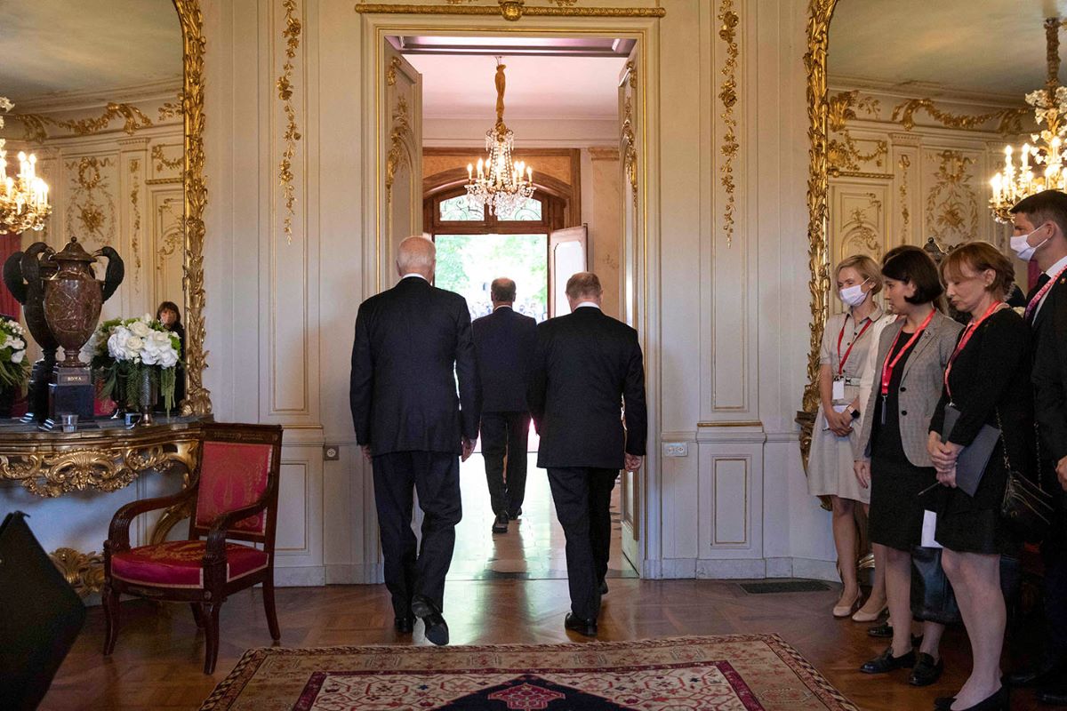 458532981 - Schweizer Bundespräsident Guy Parmelin (M), US-Präsident Joe Biden (L) und der russische Präsident Wladimir Putin (R) treten nach ihrer Ankunft in der Villa La Grange während des Gipfeltreffens zwischen den USA und Russland in Genf am 16. Juni 2021 vor die Medien. Foto: KEYSTONE/ Peter Klaunzer 458532981 - Schweizer Bundespräsident Guy Parmelin (M), US-Präsident Joe Biden (L) und der russische Präsident Wladimir Putin (R) treten nach ihrer Ankunft in der Villa La Grange während des Gipfeltreffens zwischen den USA und Russland in Genf am 16. Juni 2021 vor die Medien. Foto: KEYSTONE/ Peter Klaunzer