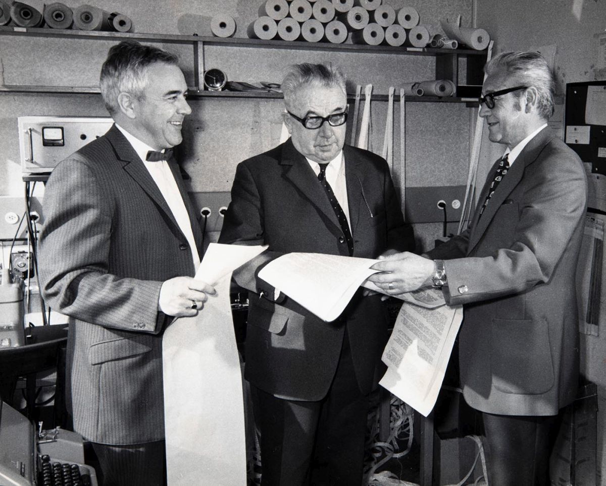 Arnold Wehrle (Mitte) und seine Söhne und nachmaligen Direktoren Walter (links) und Arnold jun. (rechts) in der Telex-Zentrale der Sportinformation im März 1972 in Zürich. Foto: KEYSTONE/ Photopress-Archiv