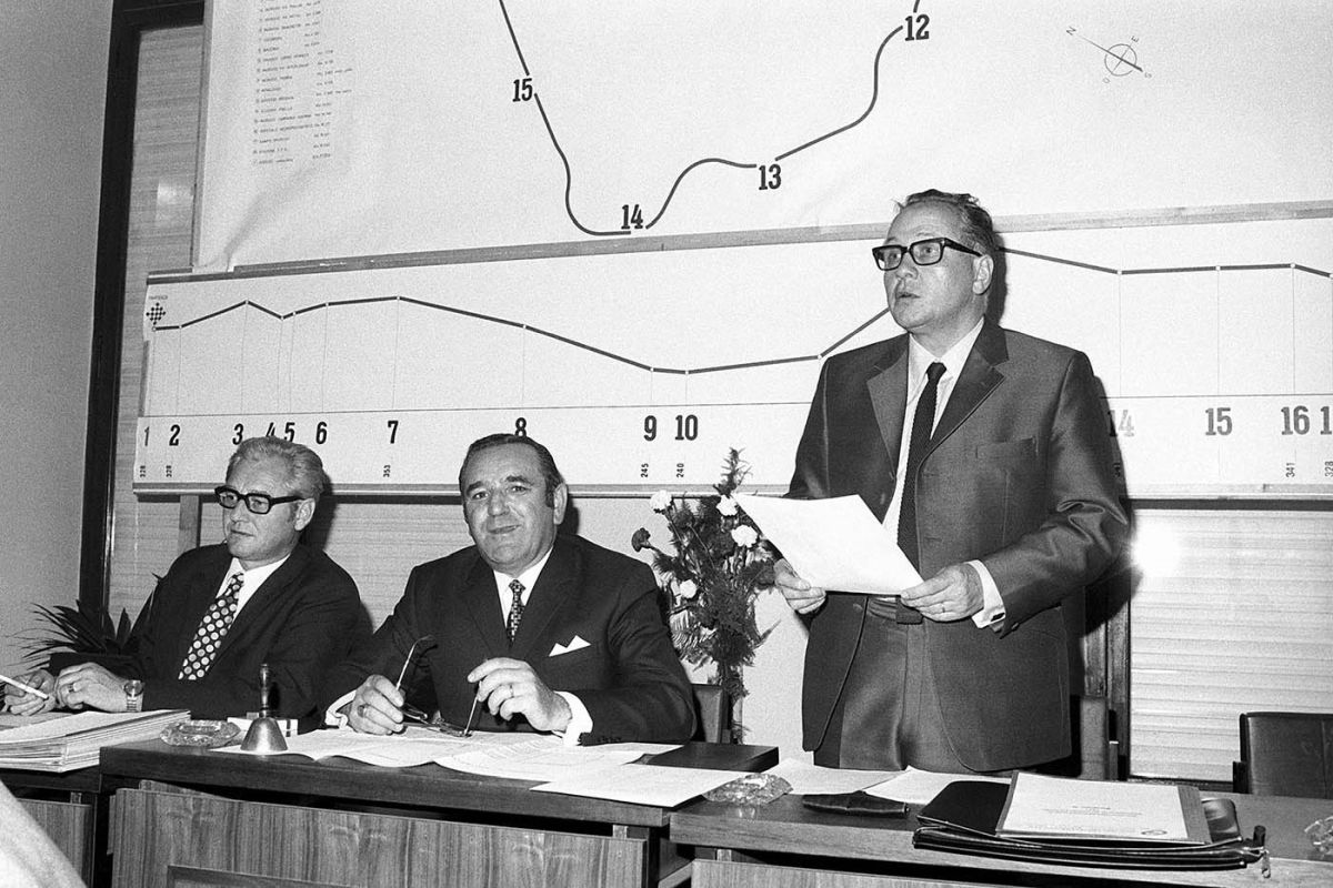 Das Organisationskomitee der Rad-WM 1971 mit (von links) Arnold Wehrle, Josef Voegeli und Walter Grimm stellen am 25. Oktober 1970 in Mendrisio die Streckenführung vor. Foto: KEYSTONE/ Photopress-Archiv