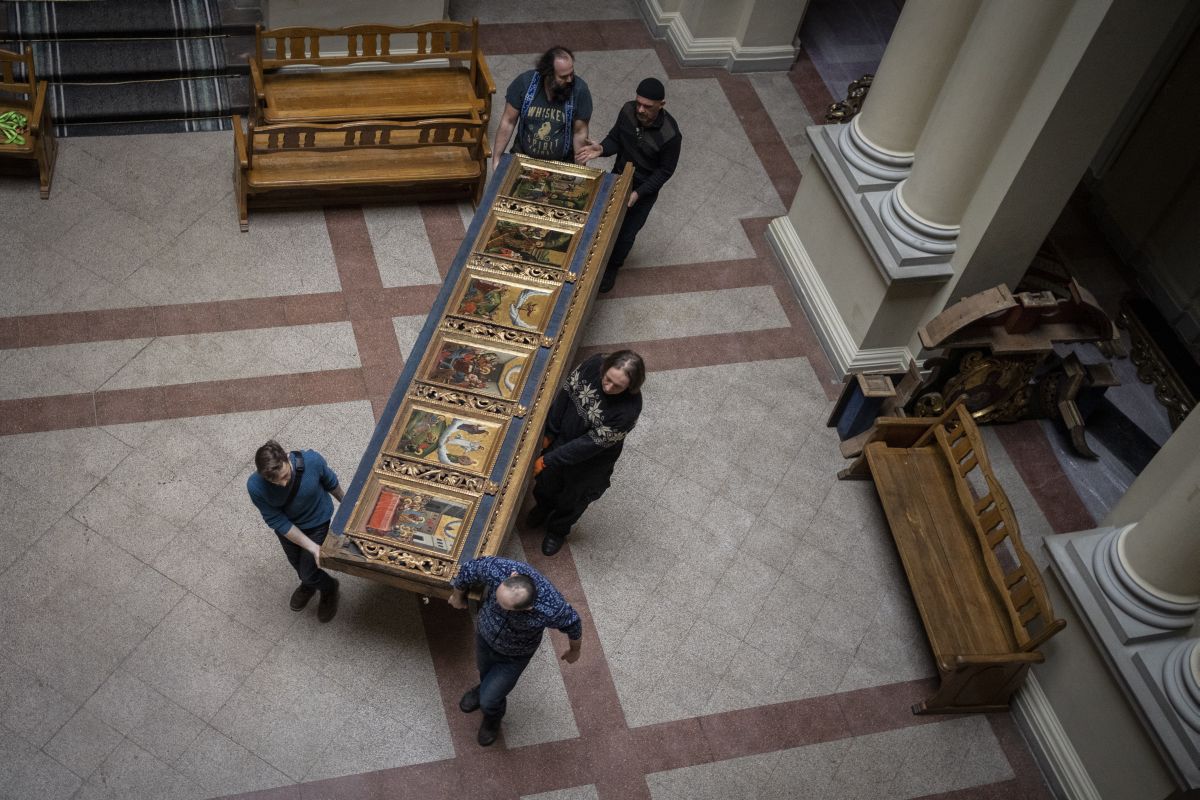 Arbeiter verlegen ein Stück der Bohorodchany-Ikonostase im Andrey Sheptytsky Nationalmuseum als Sicherheitsvorbereitung für den Fall eines Angriffs in der westukrainischen Stadt Lemberg. Mit den anhaltenden Kämpfen sind Kulturstätten im ganzen Land in Gefahr. Foto: KEYSTONE/ AP Photo/ Bernat Armangué     