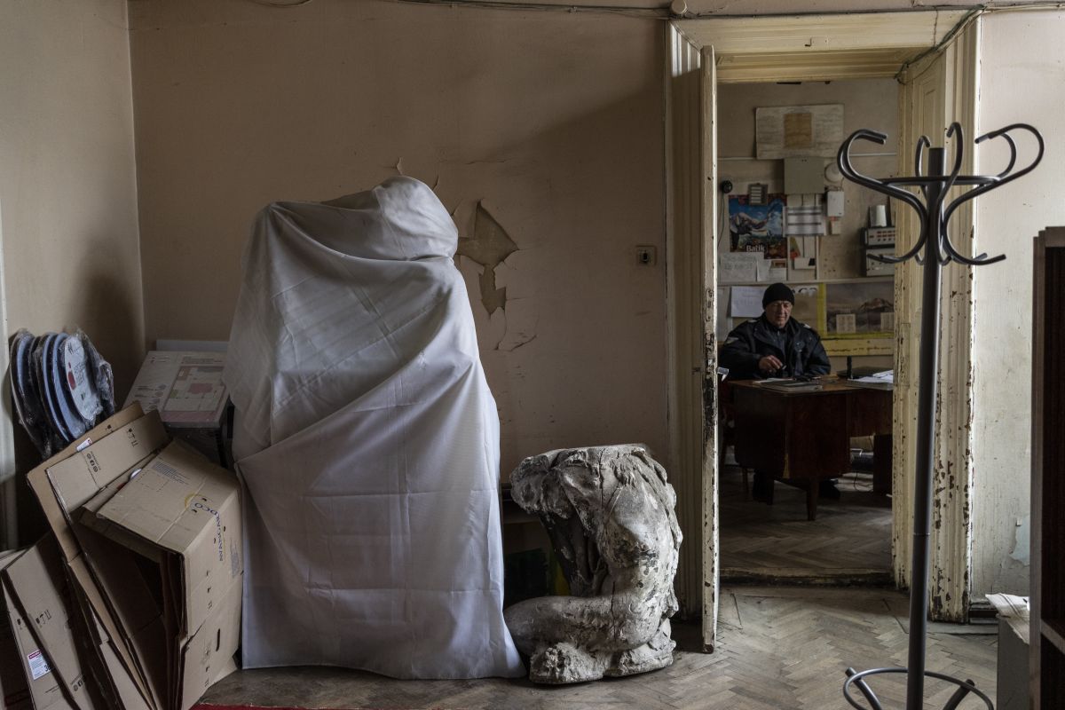 Un drap recouvre une sculpture du Musée national Andrey Sheptytsky à Lviv. Face à la poursuite des combats, les monuments culturels sont en danger dans tout le pays. Photo : KEYSTONE/ AP Photo/ Bernat Armangué