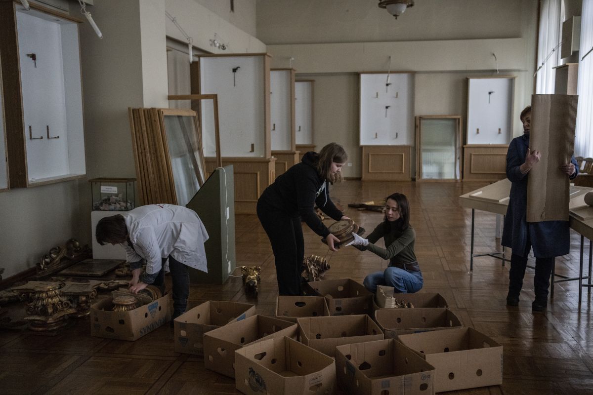 Arbeiter und Freiwillige des Andrey Sheptytsky Nationalmuseums lagern am 4. März 2022 barocke Stücke in Pappkartons als Sicherheitsvorkehrungen für den Fall eines Angriffs in der westukrainischen Stadt Lemberg. Foto: KEYSTONE/ AP Photo / Bernat Armangué